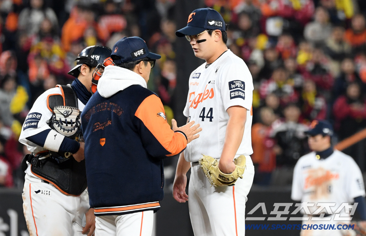 '대참사' 김서현, 또 홈런 맞았다→결국 역전까지…와이스 7⅔이닝 역투 …
