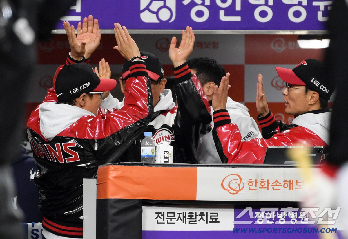 [포토] 염경엽 감독 '9회 역전'