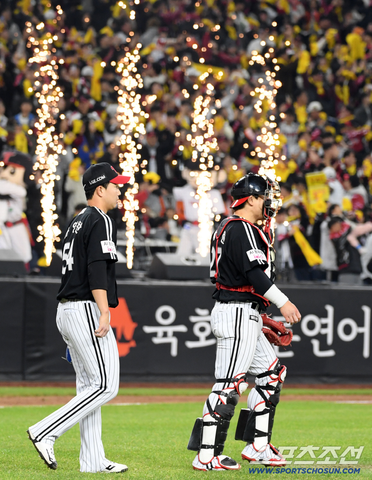 [포토] LG 유영찬-박동원 '명경기'