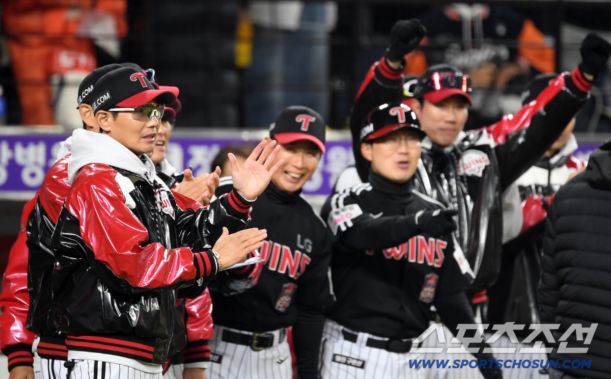 '1점 짜내기' 못하면 어때? 9회에 6점 내면 되는데 → 한 번은 터진…