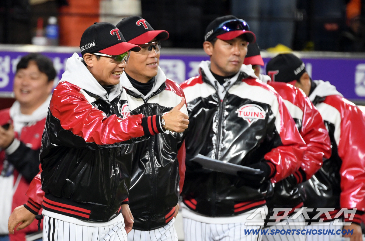 [포토] LG 염경엽 감독 '고생한 선수들 향해 엄지척'