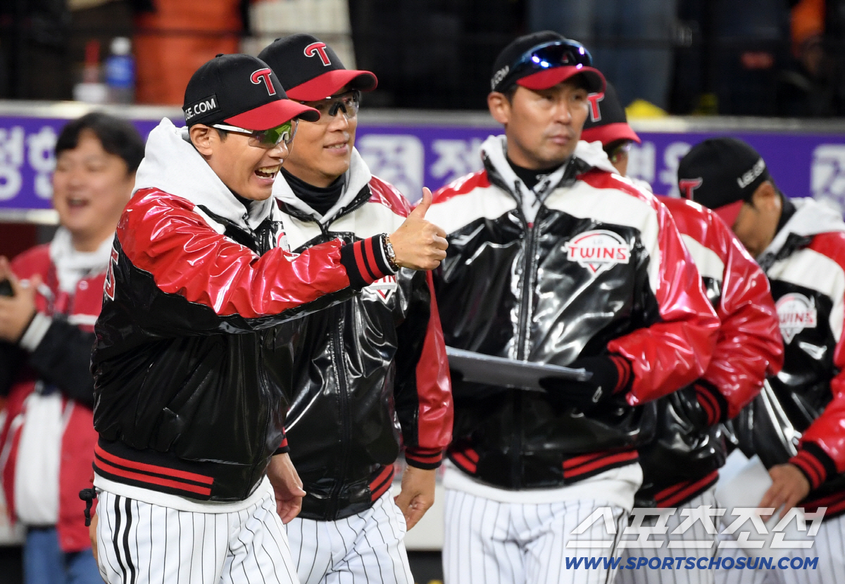 [포토] LG 염경엽 감독 '우리 선수들 엄지척'