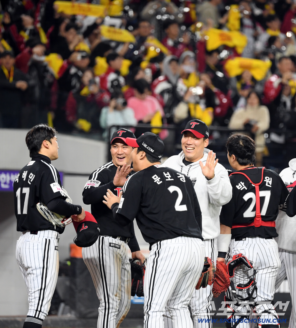 [포토] LG 주장 박해민이 울자 놀리는 동료들