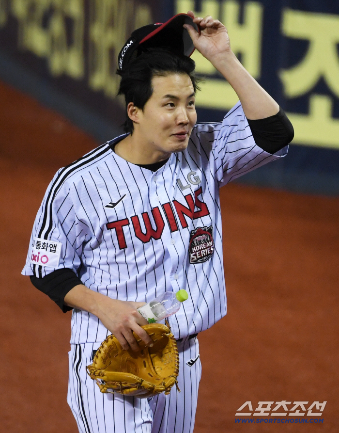 2차전 선발을 볼 뻔했다니... 염갈량이 밝힌 치리노스 비하인드. "임찬규를 준비시켰다."[KS4]