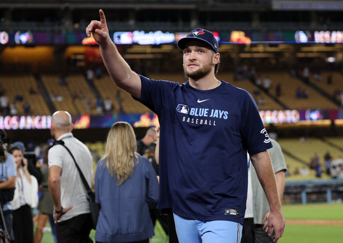 '90세 레전드'의 표정도 얼어붙었다, WS 판도 뒤집은 겁없는 루키..…