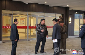 김정은, 트럼프 귀국일에 완공 앞둔 병원 시찰…미국 언급 없어