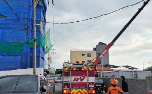 크레인이 전신주 고압선 건드려 제주 1100여 가구 정전 피해