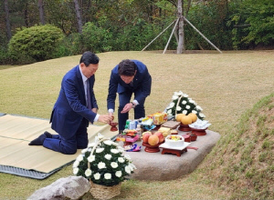 신동빈 롯데 회장, 故신격호 명예회장 울산 선영 찾아 추모