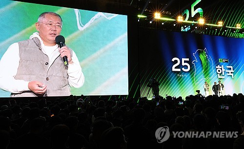 (서울=연합뉴스) 이진욱 기자 = 정의선 현대차그룹 회장이 지난 30일 서울 코엑스에서 열린 엔비디아의 그래픽카드(GPU) '지포스' 출시 25주년 행사에서 단상에 올라 발언하고 있다. 2025.10.31 cityboy@yna.co.kr