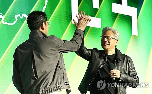 (서울=연합뉴스) 이진욱 기자 = 젠슨 황 엔비디아 최고경영자와 이재용 삼성전자 회장이 30일 서울 코엑스에서 열린 엔비디아의 그래픽카드(GPU) '지포스' 출시 25주년 행사에서 단상에 올라 하이파이브를 하고 있다. 2025.10.30 [공동취재] cityboy@yna.co.kr
