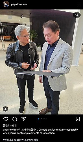 (서울=연합뉴스) 최태원 SK그룹 회장이 24일(현지시간) 미국 실리콘밸리를 찾아 미국 반도체 기업 엔비디아 젠슨 황 최고경영자(CEO)와 만나 대화하고 있다. 최 회장은 25일 자신의 인스타그램에 황 CEO와 찍은 사진을 공유했다. 2024.4.25 [최태원 회장 인스타그램 캡처. 재판매 및 DB 금지] photo@yna.co.kr