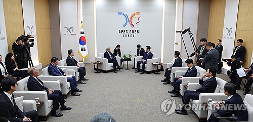 (경주=연합뉴스) 김도훈 기자 = 이재명 대통령이 31일 APEC 정상회의장인 경주화백컨벤션센터에서 젠슨 황 엔비디아 최고경영자를 접견하고 있다. 젠슨 황 왼쪽으로 이재용 삼성전자 회장, 최태원 SK그룹 회장, 정의선 현대차그룹 회장, 이해진 네이버 이사회 의장. 2025.10.31 superdoo82@yna.co.kr