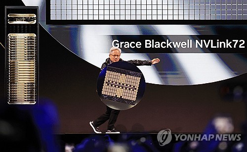 (라스베이거스=연합뉴스) 신현우 기자 = 세계 최대 가전·정보기술(IT) 전시회 CES 2025 개막을 하루 앞둔 6일 오후(현지시간) 미국 네바다주 라스베이거스 만달레이베이 컨벤션센터 내 미셀로브 울트라 아레나(Michelob Ultra Arena)에서 젠슨 황 엔비디아 최고경영자(CEO)가 기조연설하고 있다. 2025.1.7 nowwego@yna.co.kr