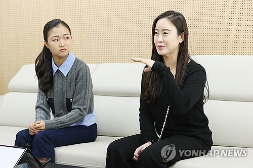 (서울=연합뉴스) 강민지 기자 = 첼리스트 이정란이 31일 서울 서초구 서울문화예술교육센터에서 인터뷰를 하고 있다. 왼쪽은 바이올리니스트 김서현. 2025.10.31 mjkang@yna.co.kr