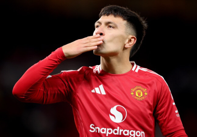 "대반전!" 아모림 진짜 반격 시작, '눈물 흘리며 부상 OUT' 맨유 …