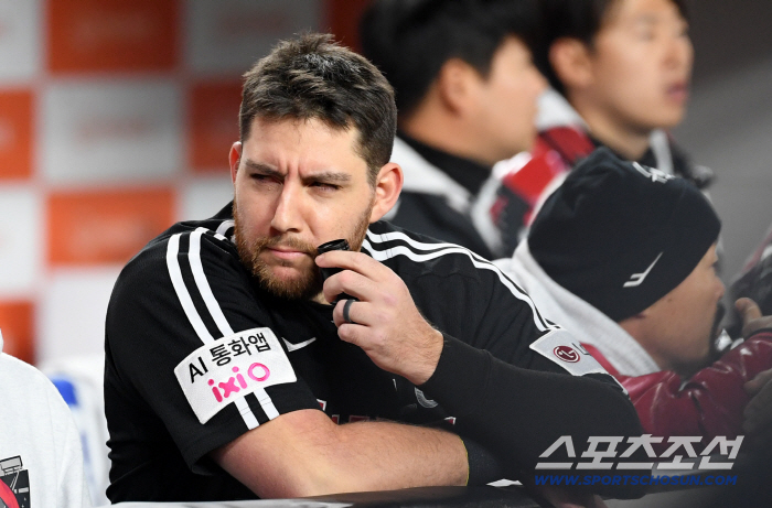 24억원 외인 사라질 뻔 했다고?…이제는 웃을 수 있다, "마지막 순간에 못 쳤으면"