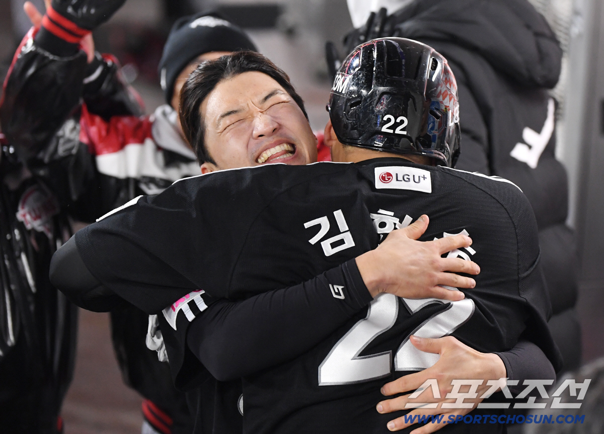 눈물샘 터진 35세 캡틴 '이건 드라마로 만들어도 욕 먹는 거잖아요’ […