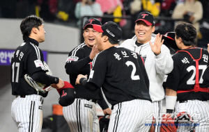 '기쁨의 눈물 흘린 주장' 박해민 놀리는데 진심인 쌍둥이네, 엄지척 날린 염경엽 감독[대전 현장]