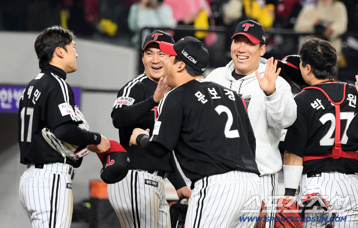 '기쁨의 눈물 흘린 주장' 박해민 놀리는데 진심인 쌍둥이네, 엄지척 날린…