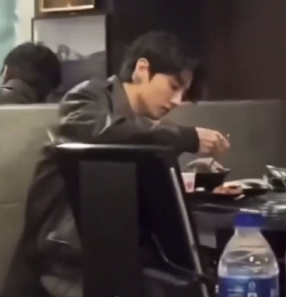 BTS 정국, 혼자 고깃집에서 ‘프로혼밥러’ 인증…팬들 ‘역대급 목격담’