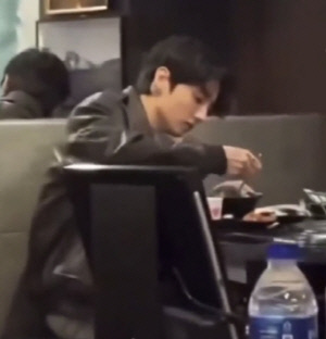 BTS 정국, 혼자 고깃집에서 ‘프로혼밥러’ 인증…팬들 ‘역대급 목격담’