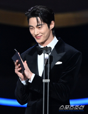 그 스타의 그 팬이라더니..변우석 생일에 팬들 두 팔 걷었다...독립영화 200만원 후원