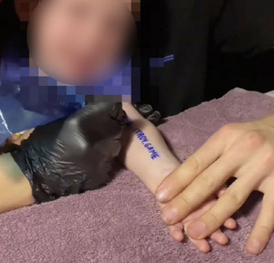 한 살 아기 팔에 문신하고 몸에 불 지르고…극단적 온라인 챌린지 공분