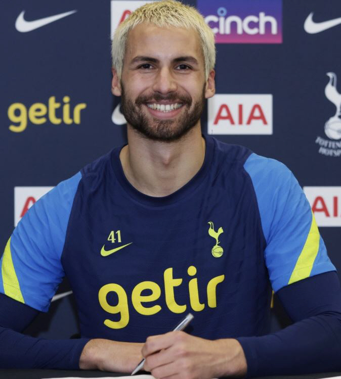 손흥민과 유로파 우승컵 들어올린 27세 토트넘GK의 大반전 "구찌 세면백…