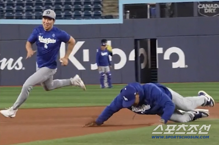 벼랑끝 위기에서 감독이 '몸개그' 시전. 김혜성과 달리기 대결 중 앞으로…