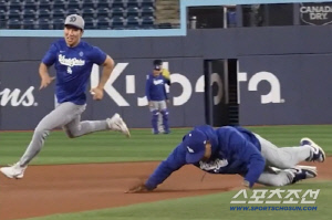 벼랑끝 위기에서 감독이 '몸개그' 시전. 김혜성과 달리기 대결 중 앞으로 '꽈당' 모두가 웃음바다