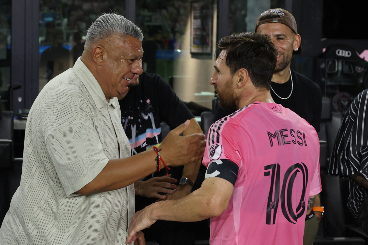 "메시의 나라에서 이런 일이" 아르헨티나축협 회장, 아들에 레드카드→주심…