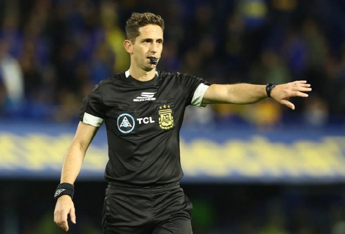 "메시의 나라에서 이런 일이" 아르헨티나축협 회장, 아들에 레드카드→주심…