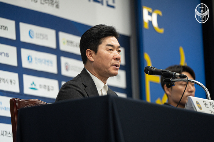 "믿음과 노력 있었기에 이 자리에" 윤정환 감독이 꼽은 우승 비결→"팬들에게 약속 지켜 기뻐" 이명주의 미소[현장인터뷰]