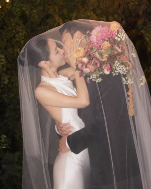 ‘나는 솔로’ 22기 옥순♥경수, 가족 웨딩사진 공개 “진짜 가족의 시작”