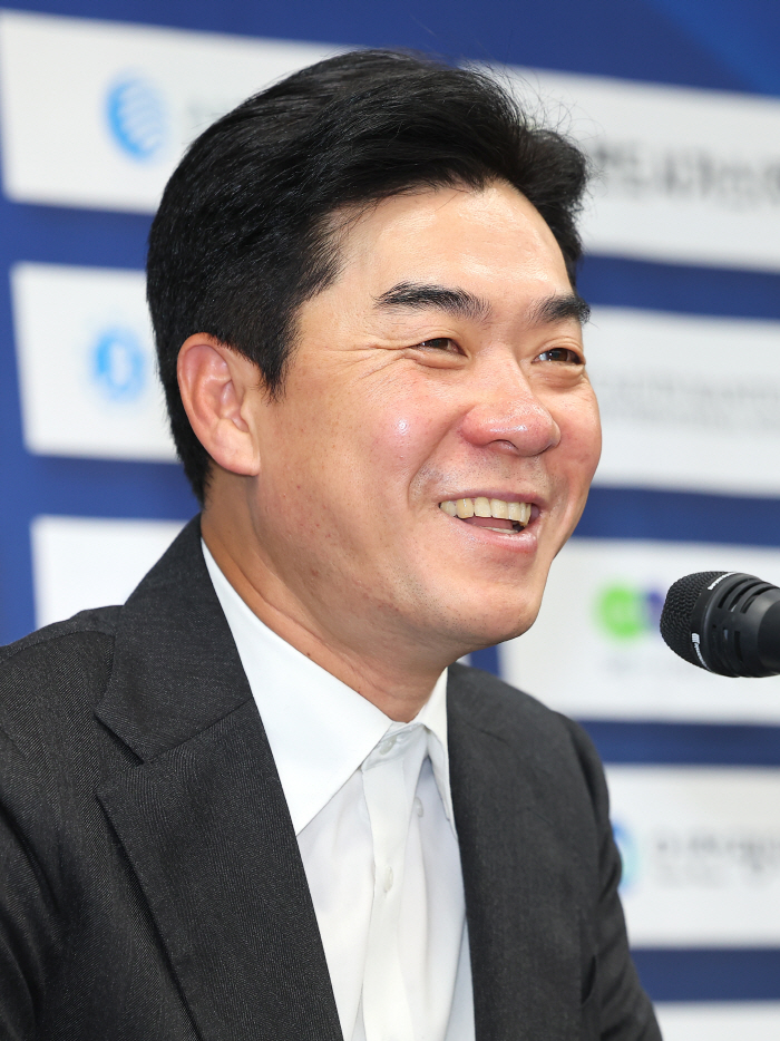 "선수 구성과 구단 비전이 중요" '명장' 윤정환 감독이 꼽은 재계약 조건..."하루살이 아닌 장기적인 비전 있어야"[현장에서]