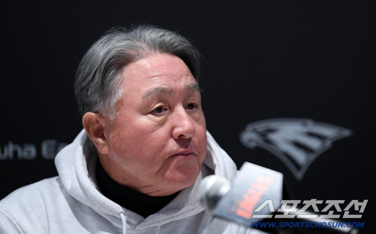 [포토] 김경문 감독 '생각에 잠겨'