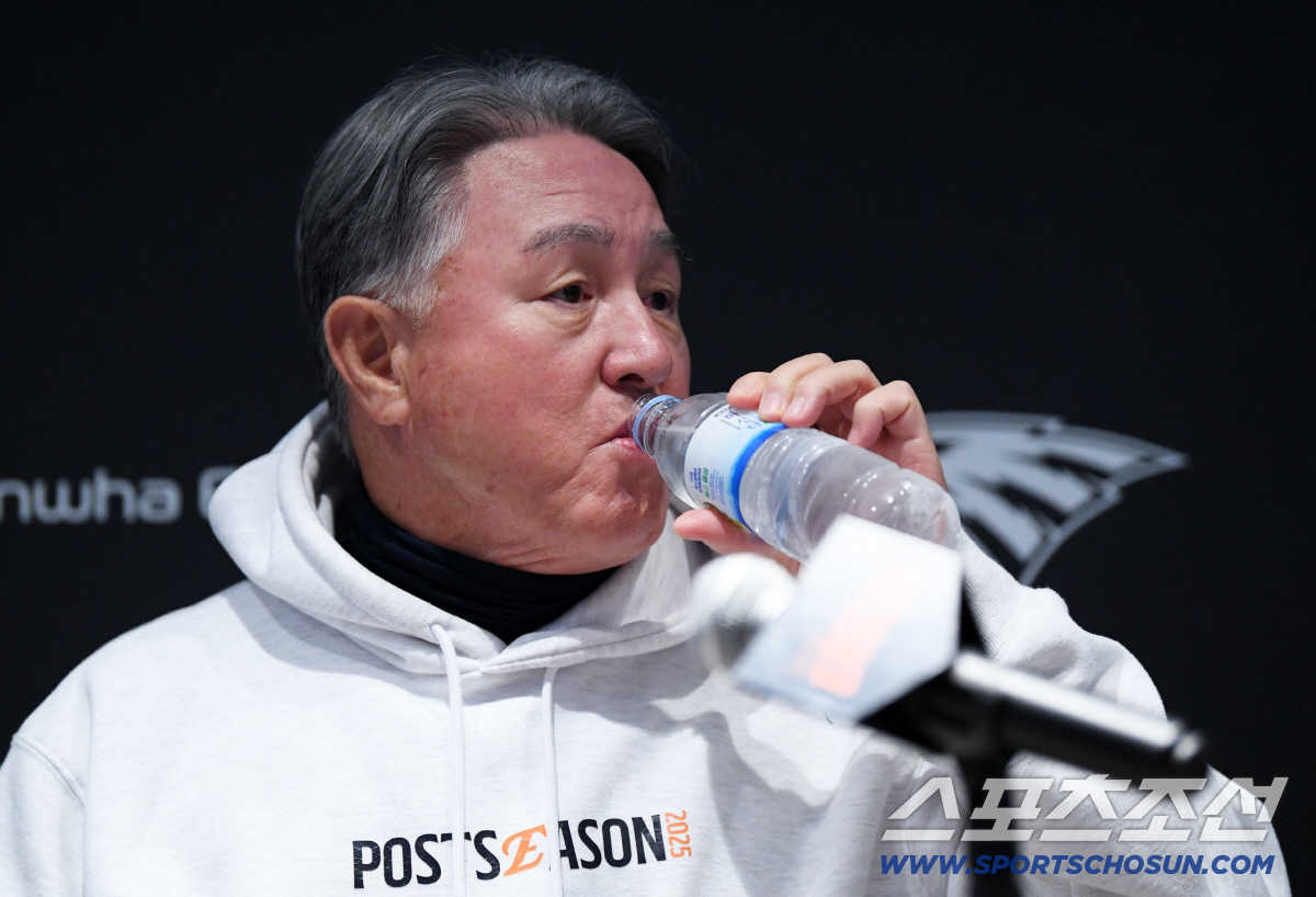 [포토] 김경문 감독 '속타는 마음'