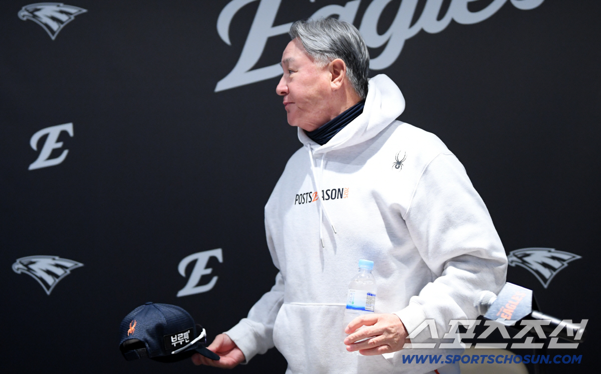 [포토] 김경문 감독 '인터뷰 종료'