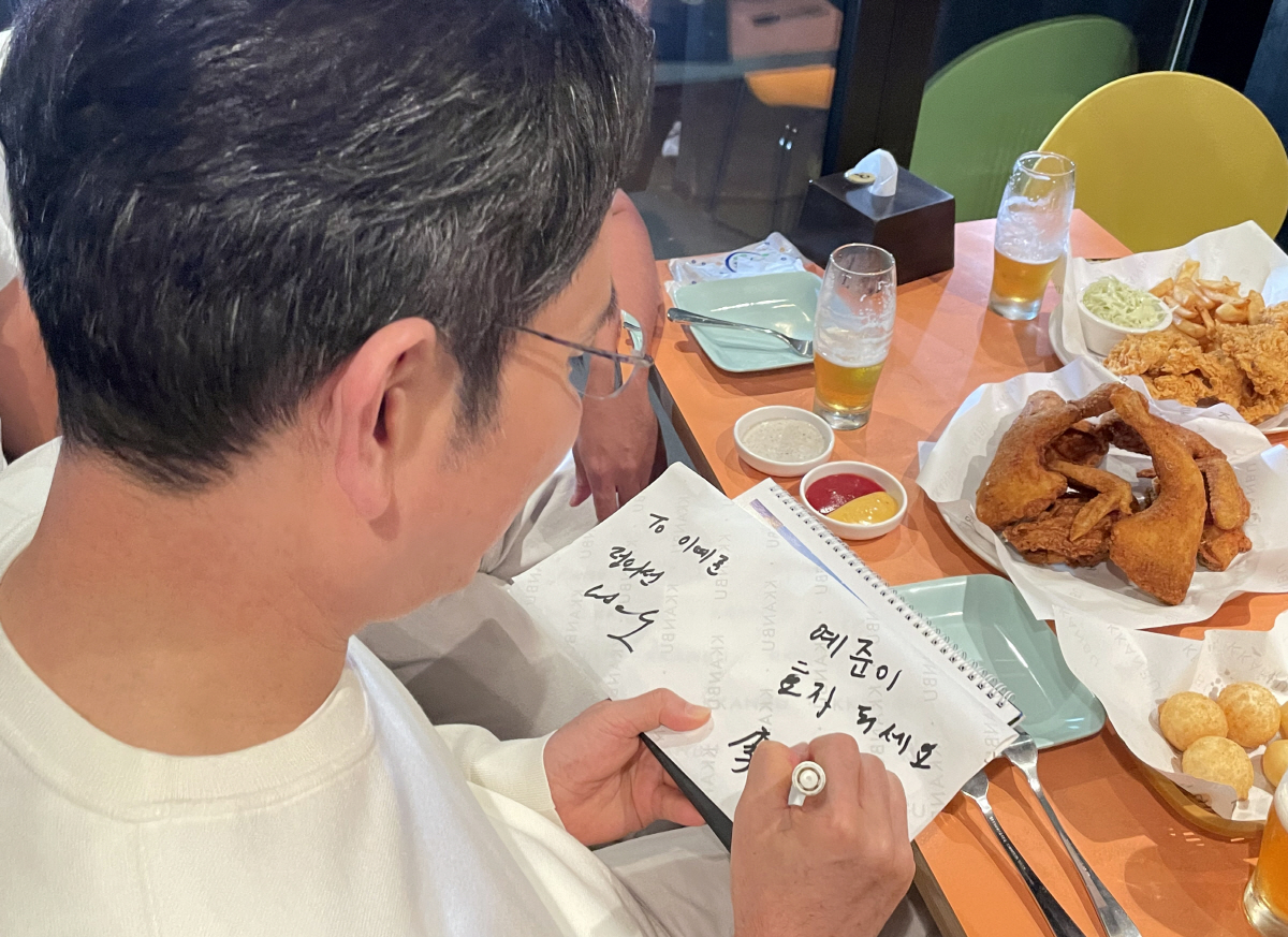 '부자보이즈'젠슨황X이재용X정의선 회장,이렇게 힙한 '치맥 브로맨스'라니…