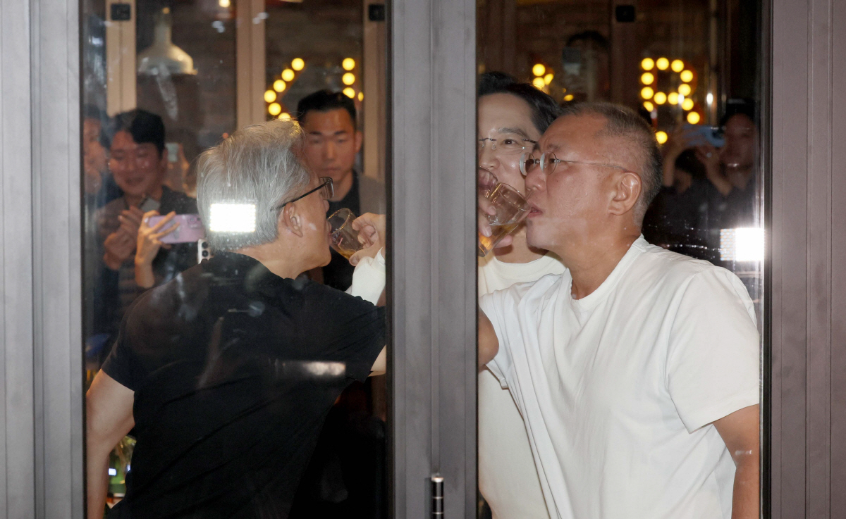 '부자보이즈'젠슨황X이재용X정의선 회장,이렇게 힙한 '치맥 브로맨스'라니…