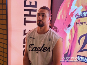 최고의 결혼기념일 될 수 있었는데…벤치 향한 격렬 강판 거부 