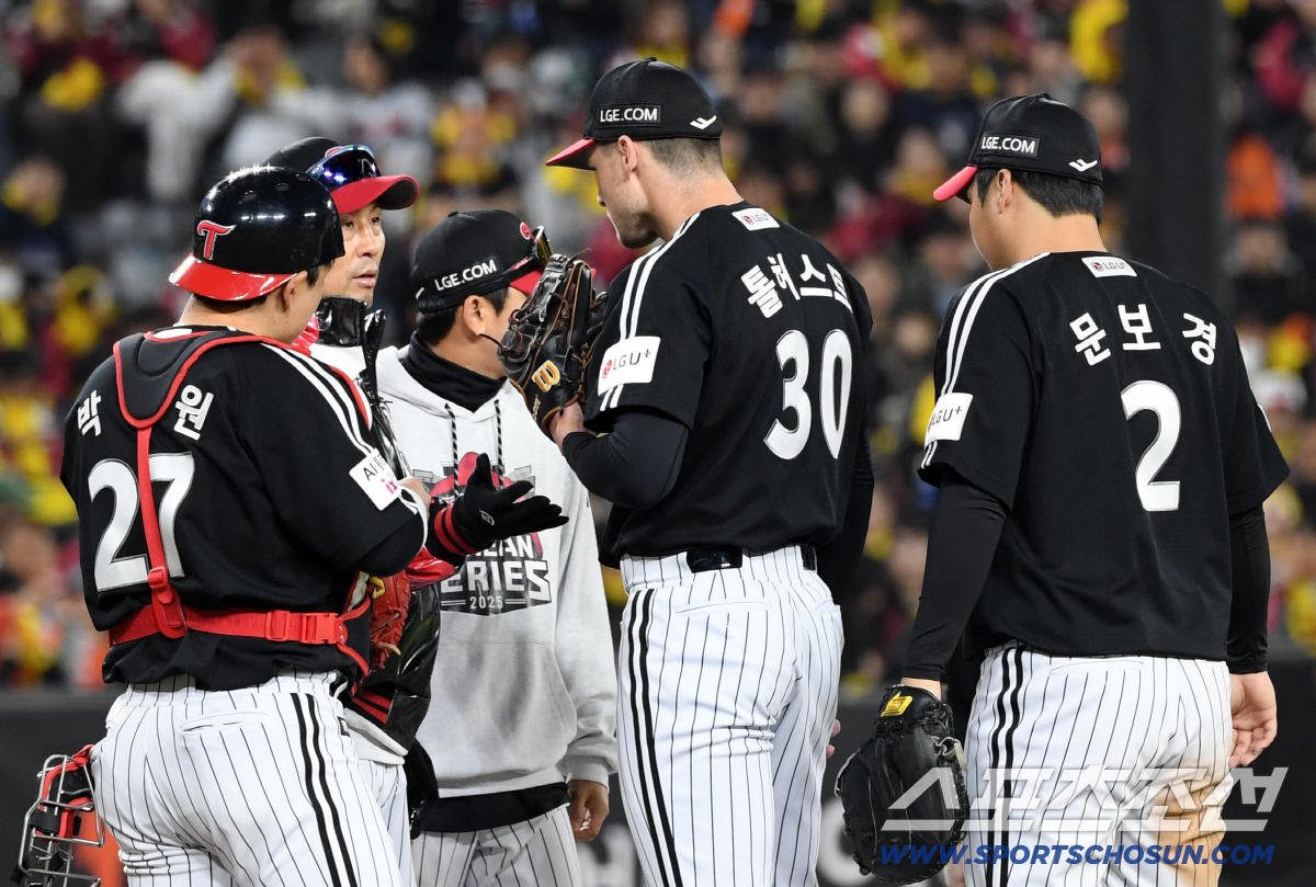 [포토] 톨허스트-김광삼 코치 '만루 위기'