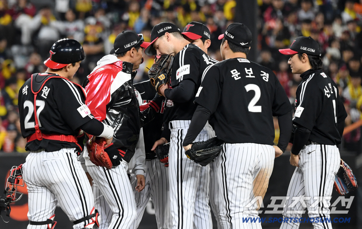 [포토] 톨허스트-김광삼 코치 '마운드에 모두 모인 야수들'