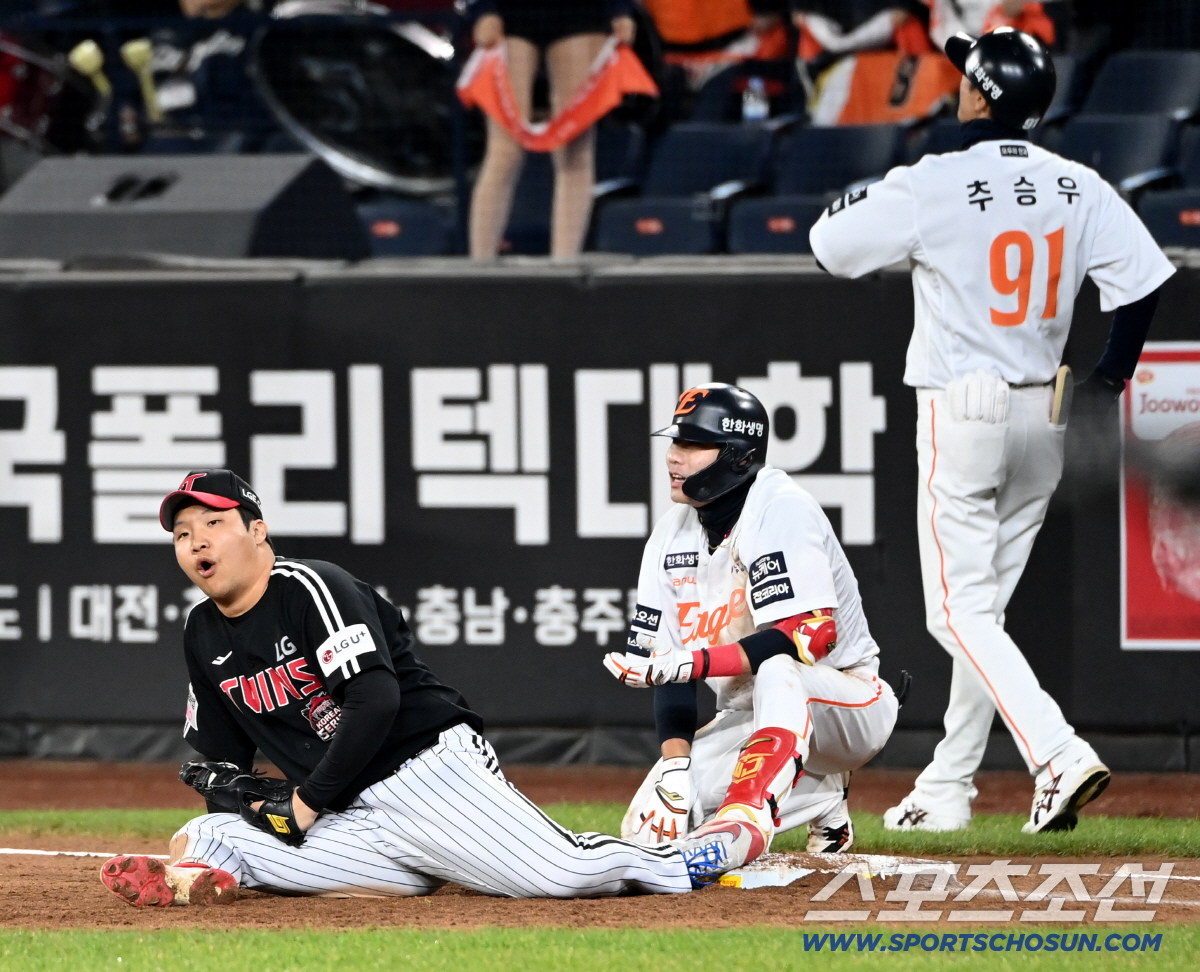 [포토] 문보경, 까다로운 송구 잘 받아냈다