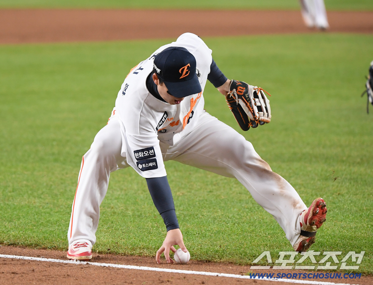 [포토] 신민재 번트 타구 잡는 노시환