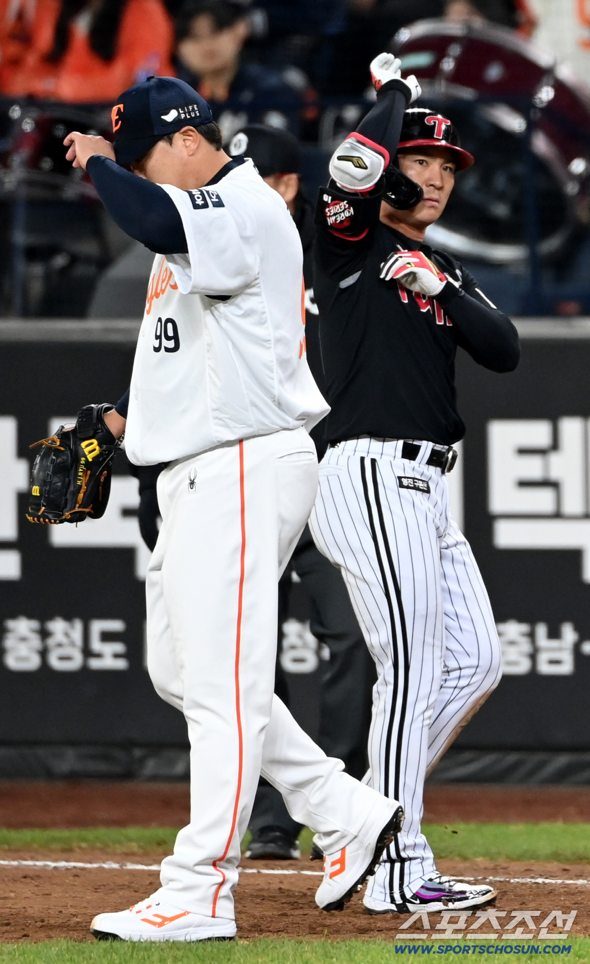 [포토] 기뻐하는 오지환, 아쉬운 류현진