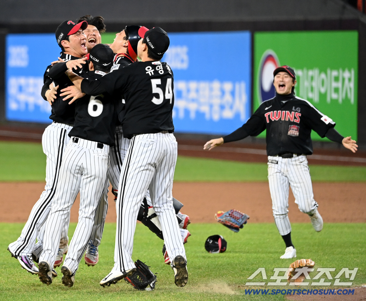 [포토] 오지환 문보경 박동원 유영찬 구본혁 신민재, 한국시리즈 우승이다…