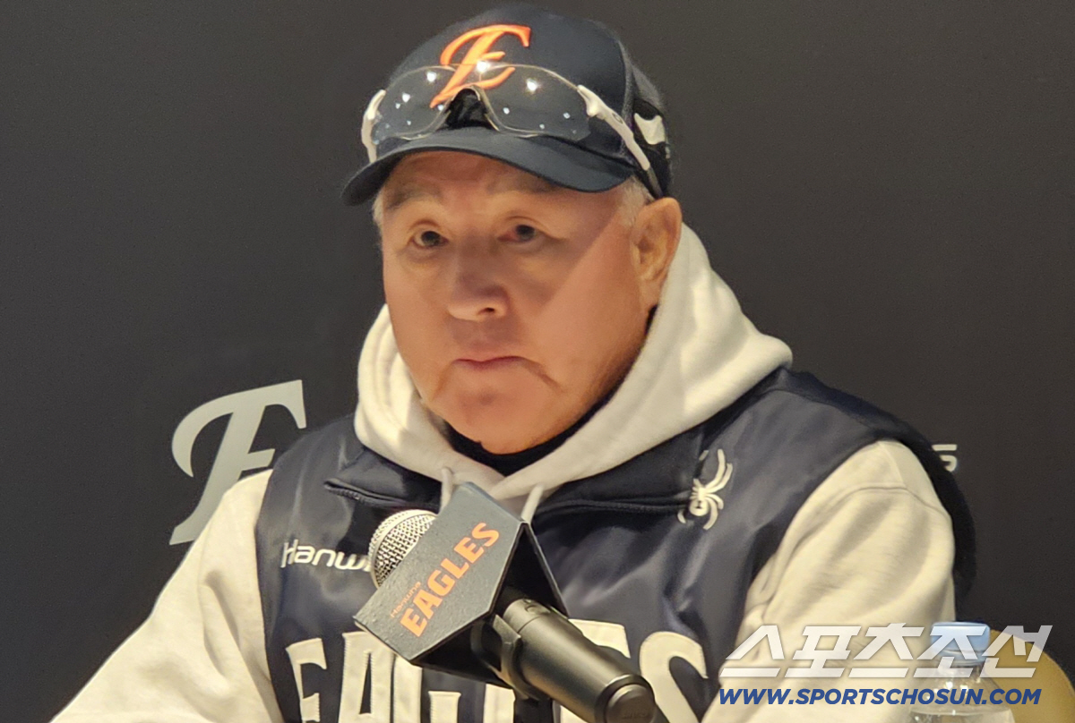 5번째 준우승 김경문 감독 "항상 2등은 아쉽다. LG 축하. 선수들, …