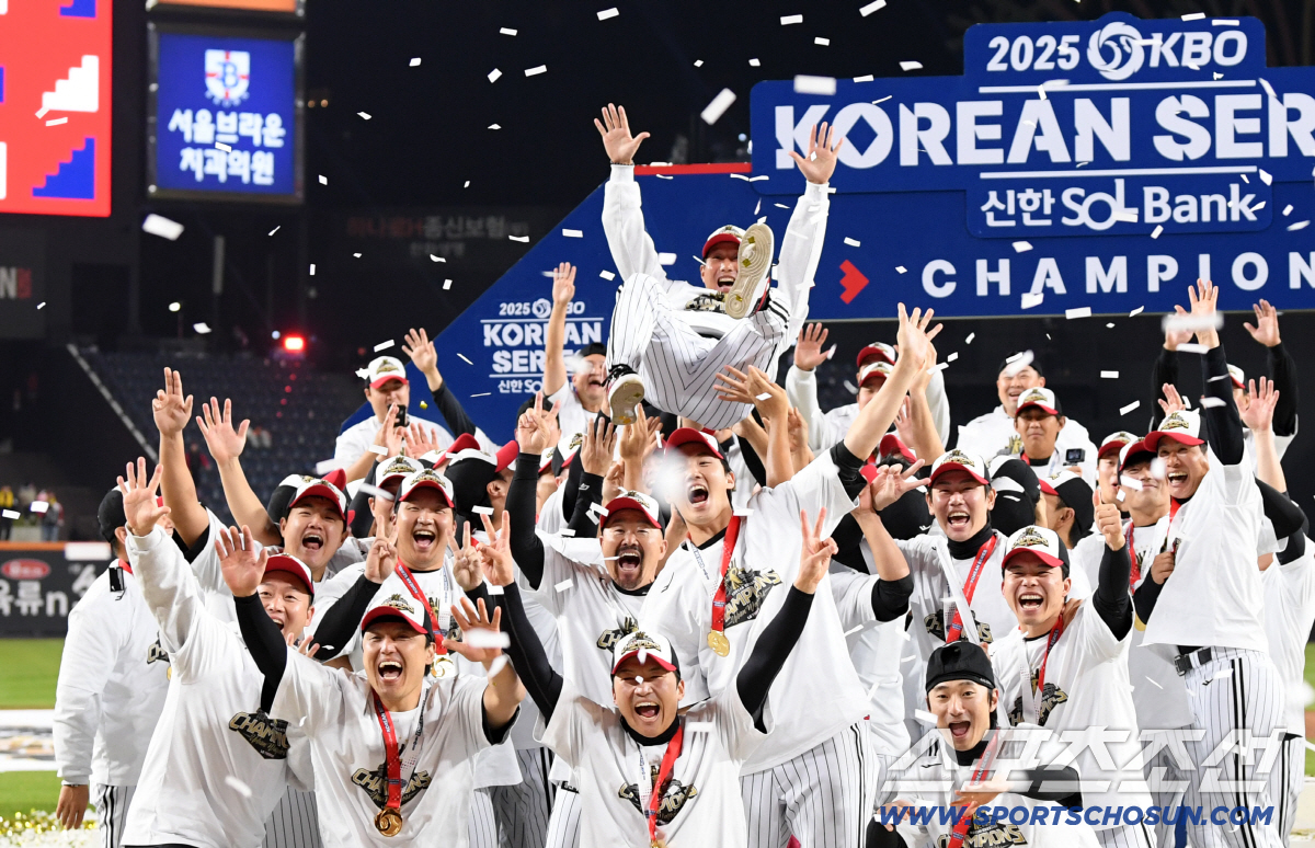 [포토] 통합 우승 이끈 염경엽 감독 헹가래