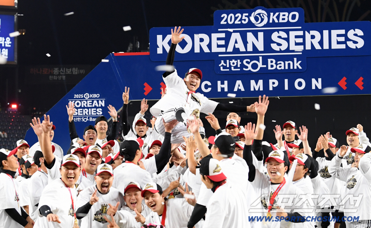 [포토] 한국시리즈 우승 캡틴 박해민 '기쁨의 헹가래'